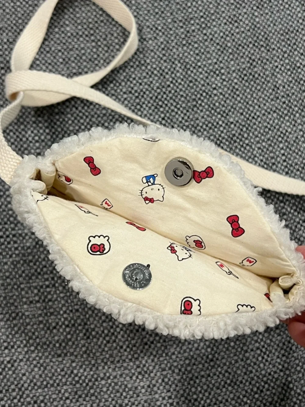 Samansa Mos2 Lagom x Hello Kitty Cream Round Crossbody Bag